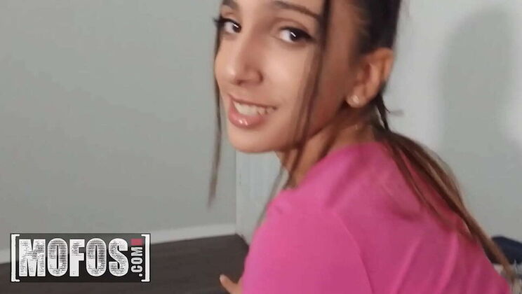 Sevgilisiyle değil üvey babasının koca sikine götünü veriyor